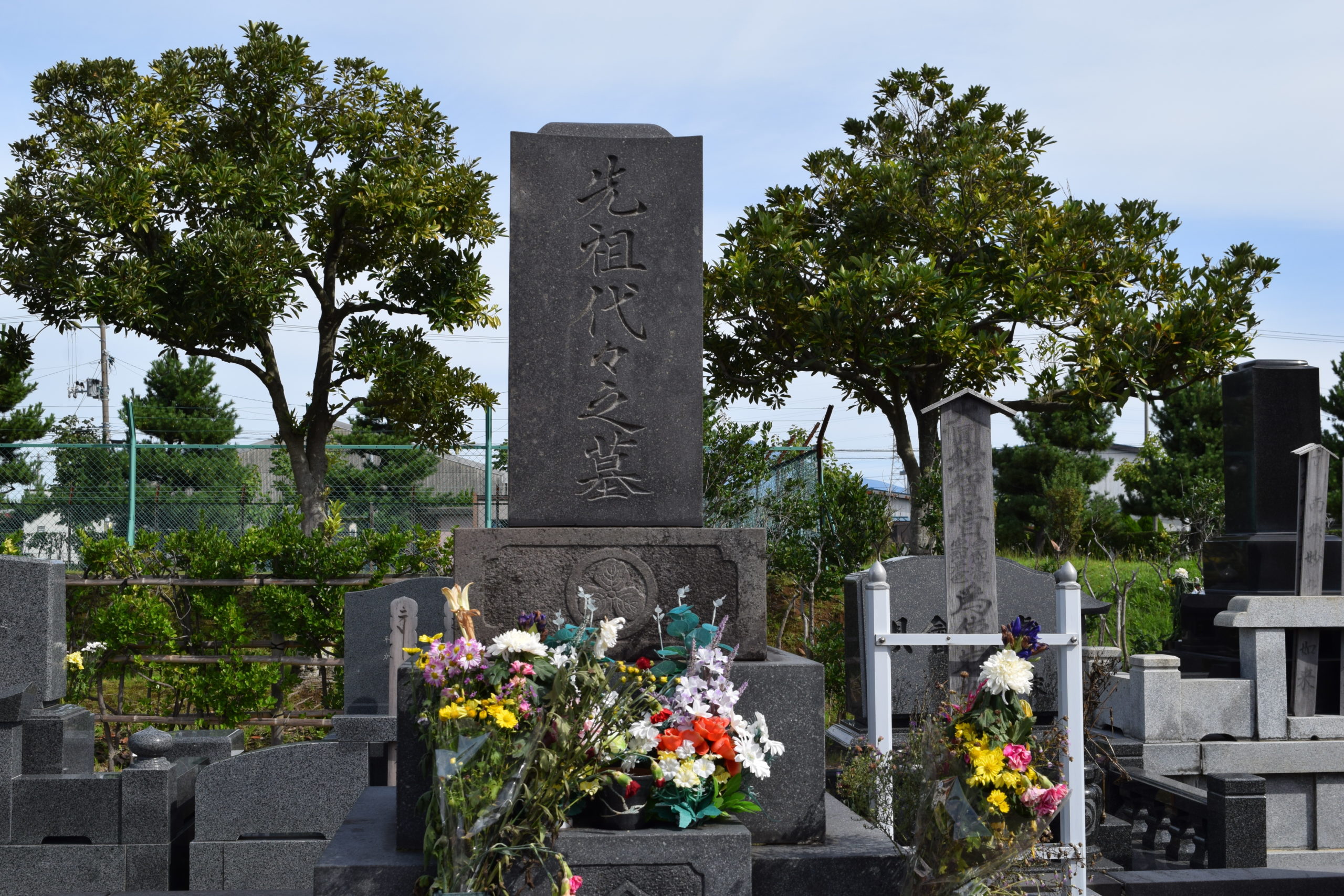 墓石に戒名を彫刻する時の注意点は？タイミングや費用、流れを徹底解説！