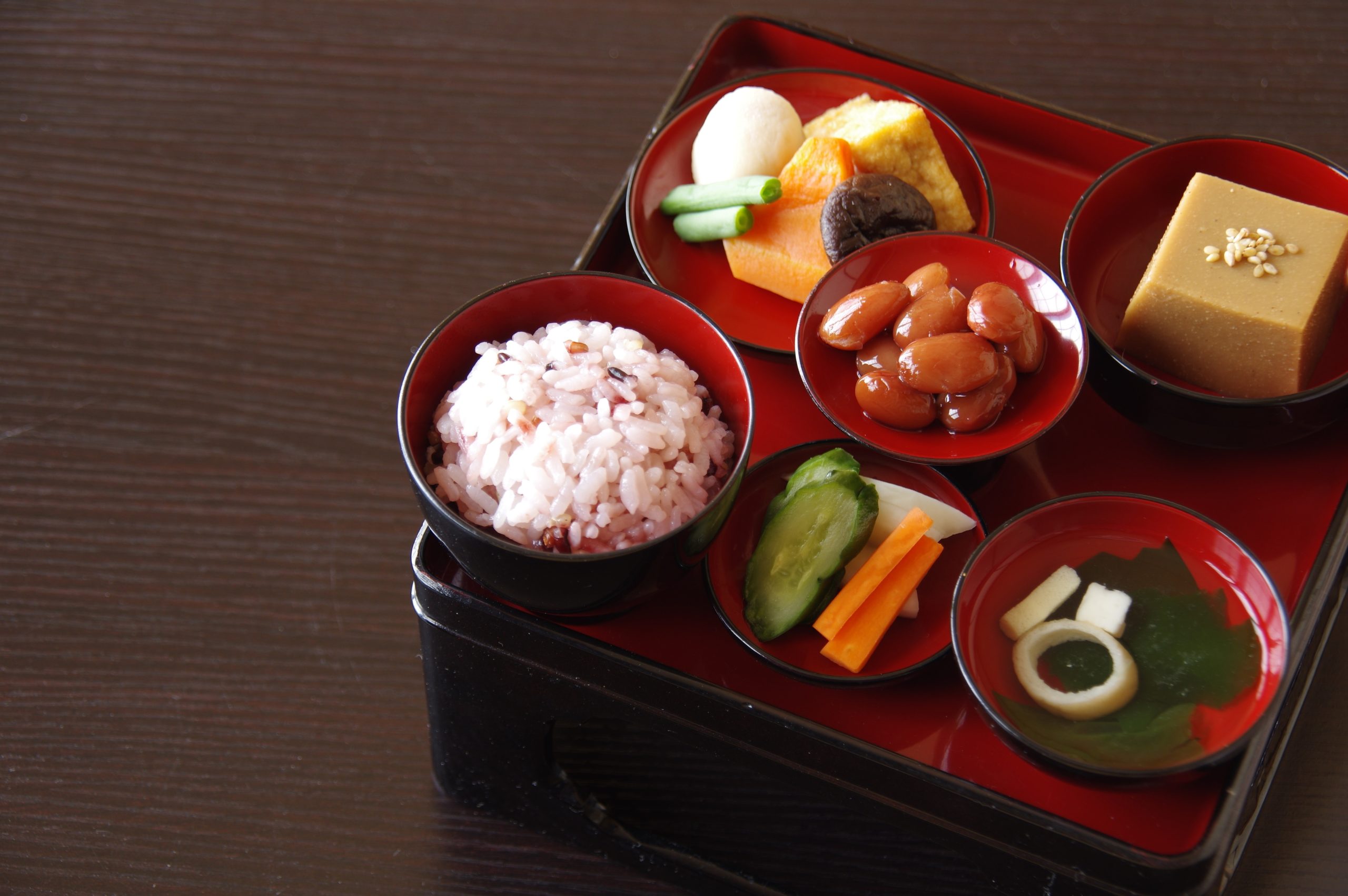 通夜振る舞いには必ず参加すべき？正しいマナーについてご紹介します！