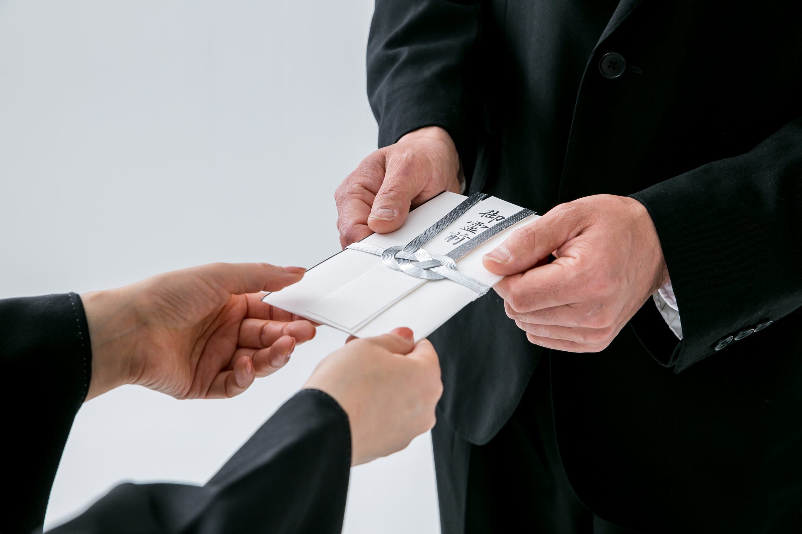 お通夜・葬儀で渡す香典金額の相場やお札の入れ方のマナーについて