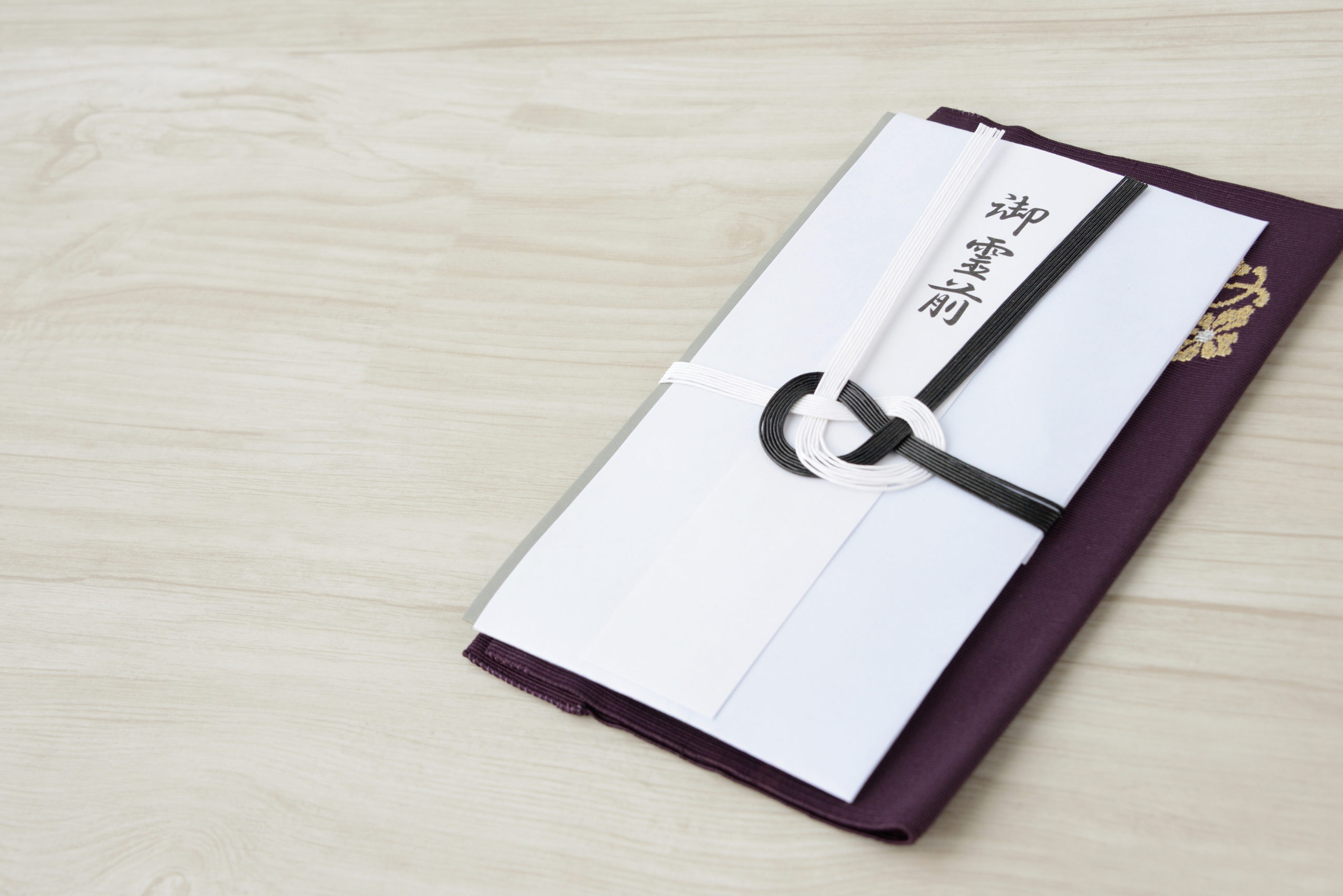 葬式での袱紗（ふくさ）は何色？包み方と渡し方の正しいマナー