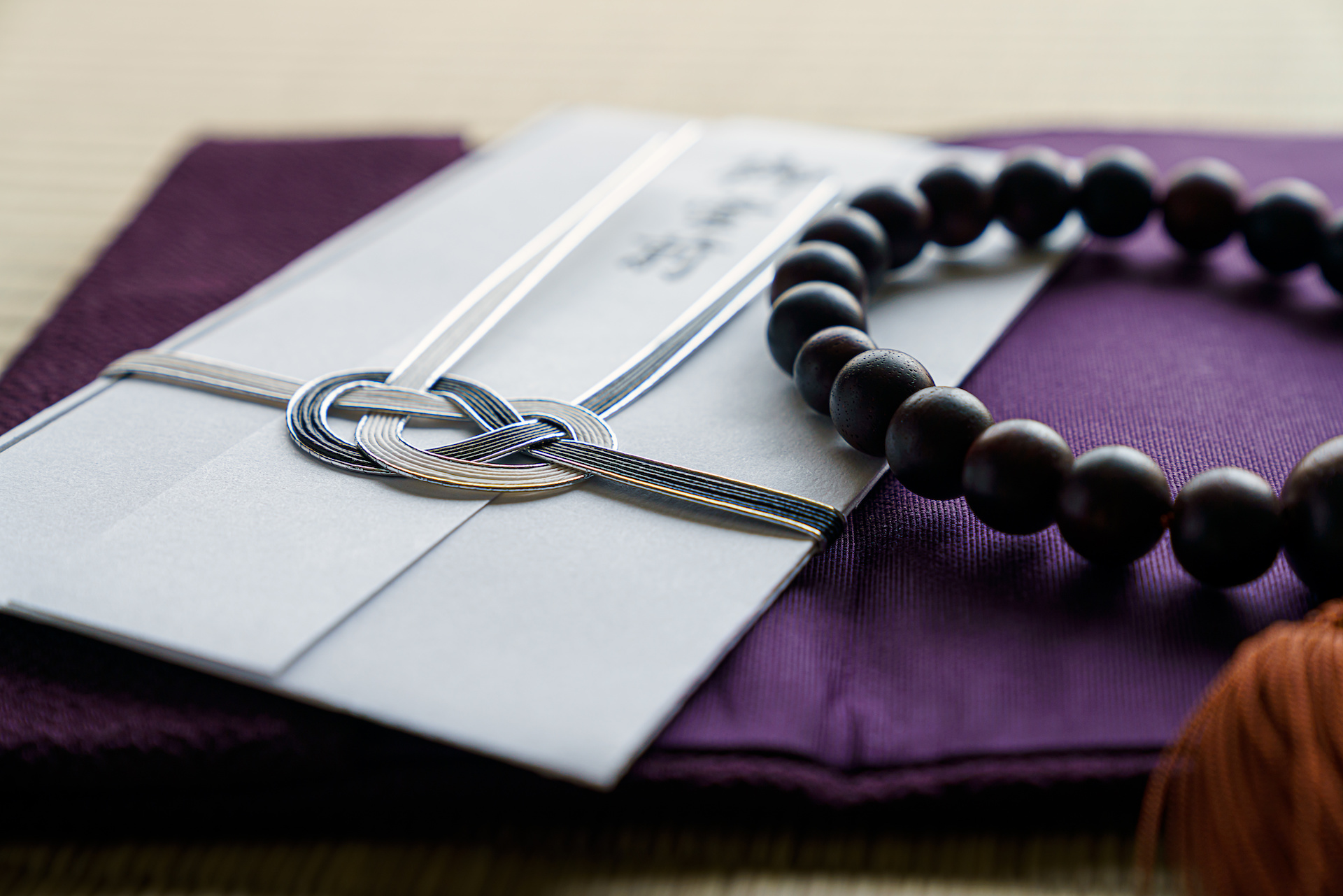 お葬式の香典はいくら包めば良いの？相場や香典袋の書き方と渡し方を教えます！