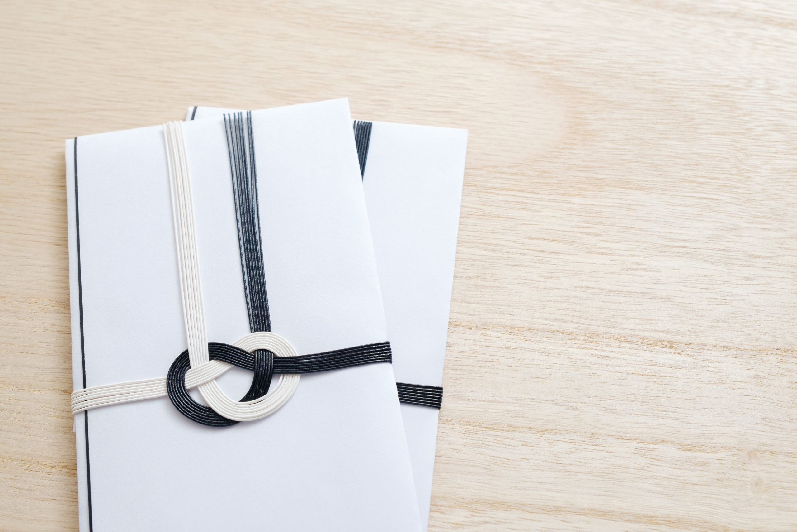 香典袋の裏面の書き方とその内容とは？お札の入れ方や渡す際のマナーも合わせてご紹介します！